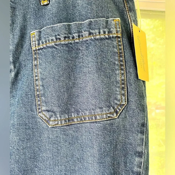 Universal Thread NWT 17 reg. Flared leg, high rise blue jeans. Vintage stretch. - Picture 3 of 8